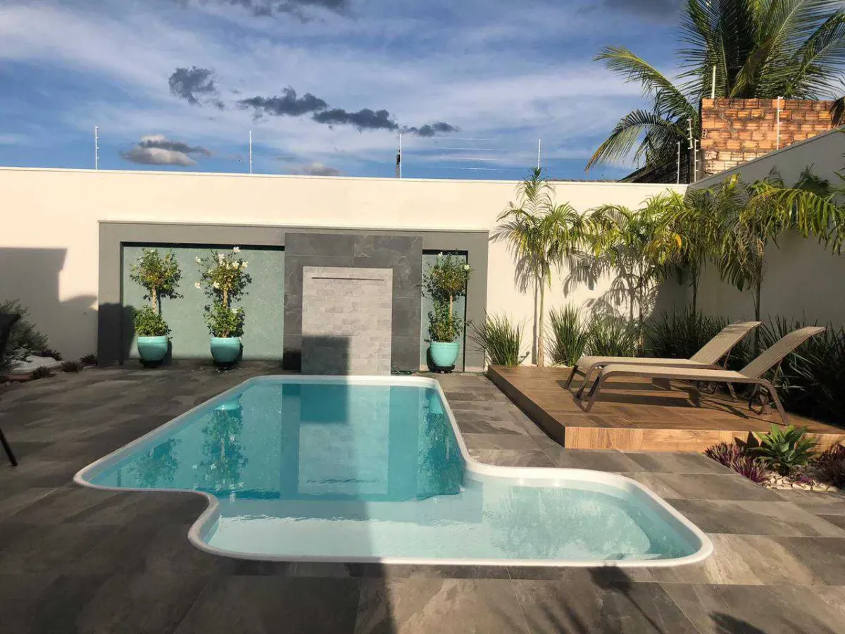 Havai fiberglass pool installed by Ford Concrete in Kansas City