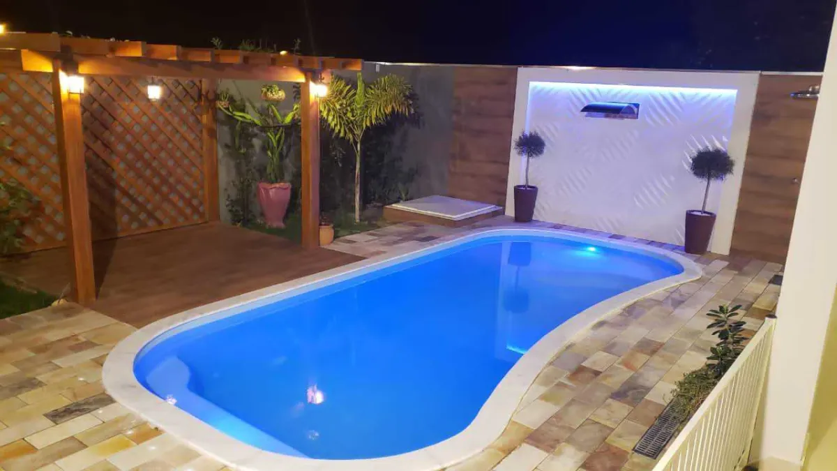 Master fiberglass pool installed by Ford Concrete in Kansas City