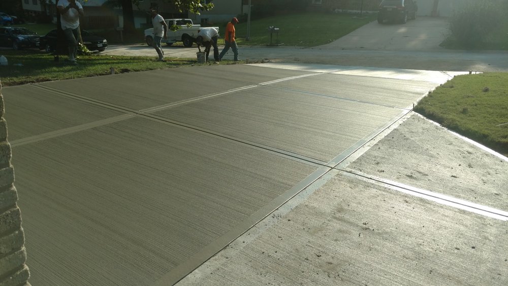 Concrete crew finishing driveway Kansas City — hand troweling edges | Ford Concrete