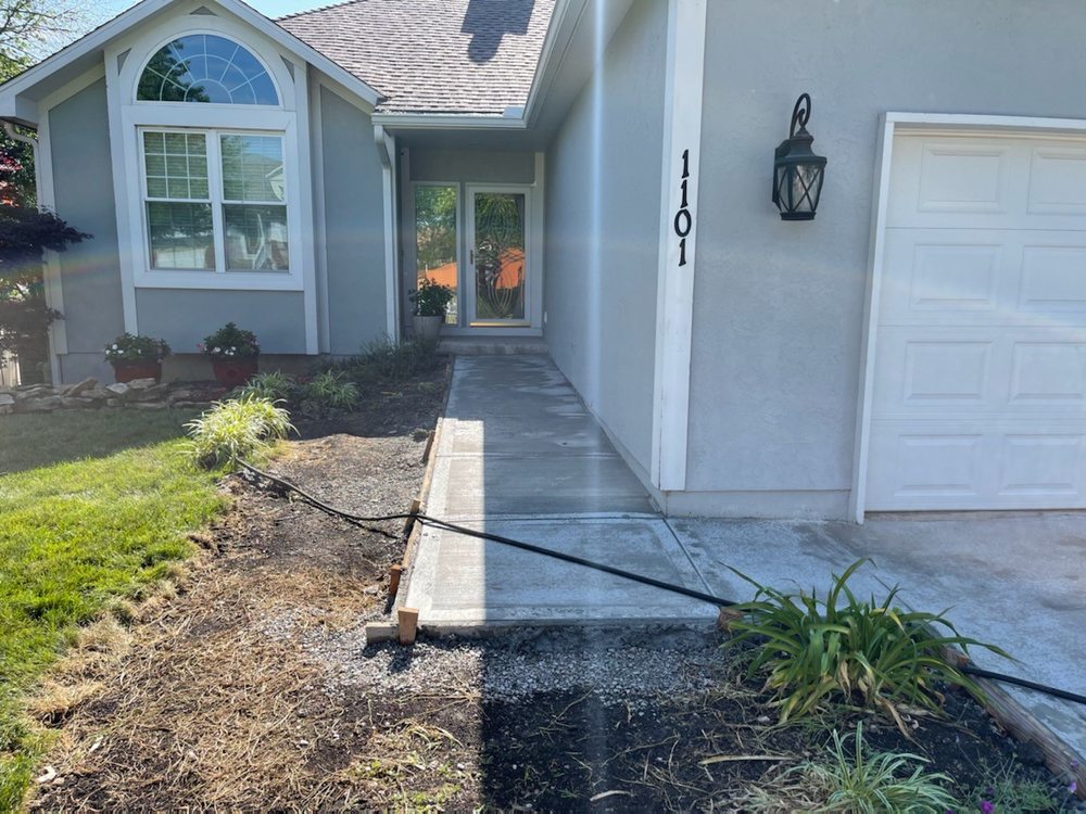 Residential front walkway Kansas City — entry concrete path | Ford Concrete